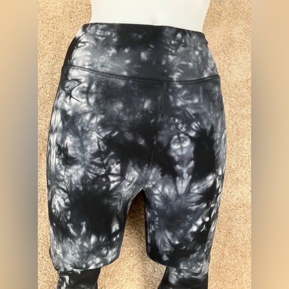 Wild fable black and white marble leggings! - Picture 2 of 4